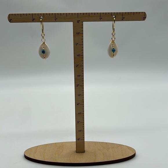 2352- Handmade Shell Dangle Earrings NWT - Picture 4 of 5